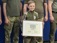 Валерій Залужний відзначив юного волонтера з Шепетівського району