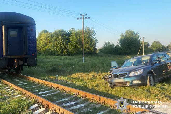Автомобіль на переїзді зіткнувся з поїздом: деталі ДТП