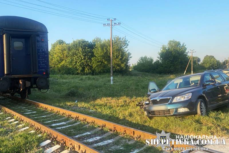 Автомобіль на переїзді зіткнувся з поїздом: деталі ДТП