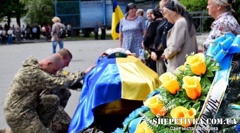 Два роки надії та скорботи: у Шепетівці попрощалися із морським піхотинцем Геннадієм Камінським