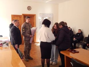 У Ізяславській та Плужненській громадах родинам загиблих воїнів вручили посмертні нагороди