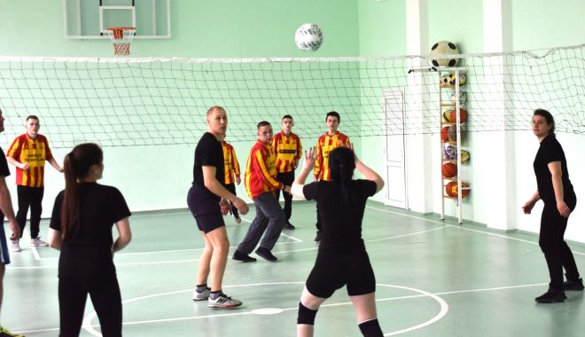 У Шепетівці поліціянти зіграли товариський волейбольний матч з школярами гімназії №5