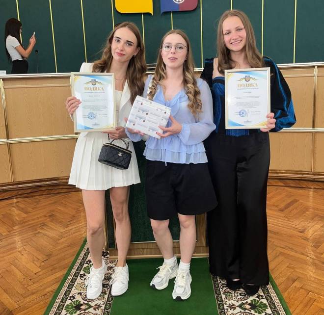 200-бальники та переможець олімпіади: шепетівських випускників відзначили нагородами облради