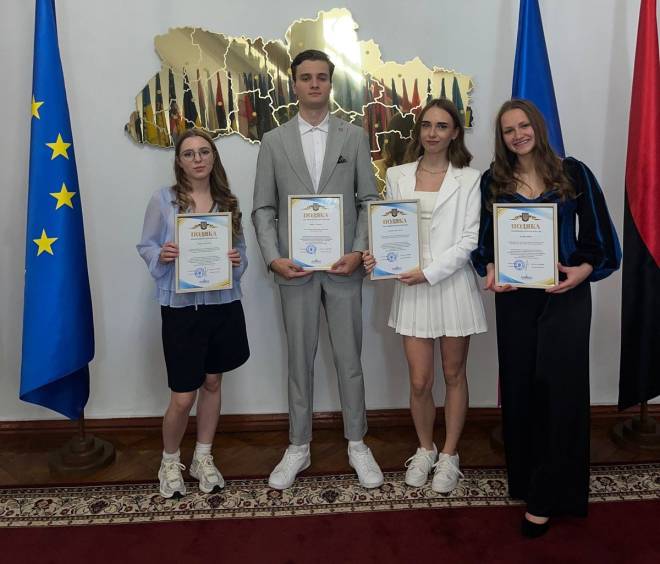 200-бальники та переможець олімпіади: шепетівських випускників відзначили нагородами облради