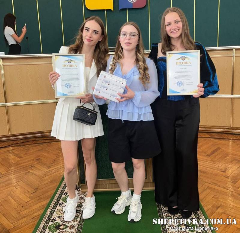 200-бальники та переможець олімпіади: шепетівських випускників відзначили нагородами облради