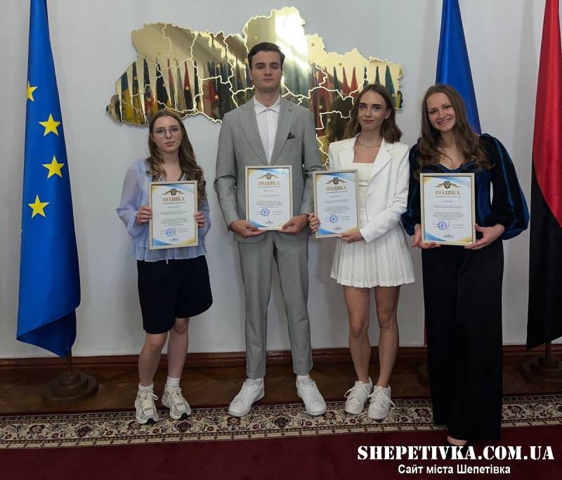 200-бальники та переможець олімпіади: шепетівських випускників відзначили нагородами облради