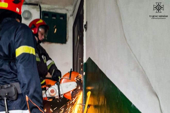 На Шепетівщині рятувальникам довелось виламати двері, щоб врятувати літню жінку