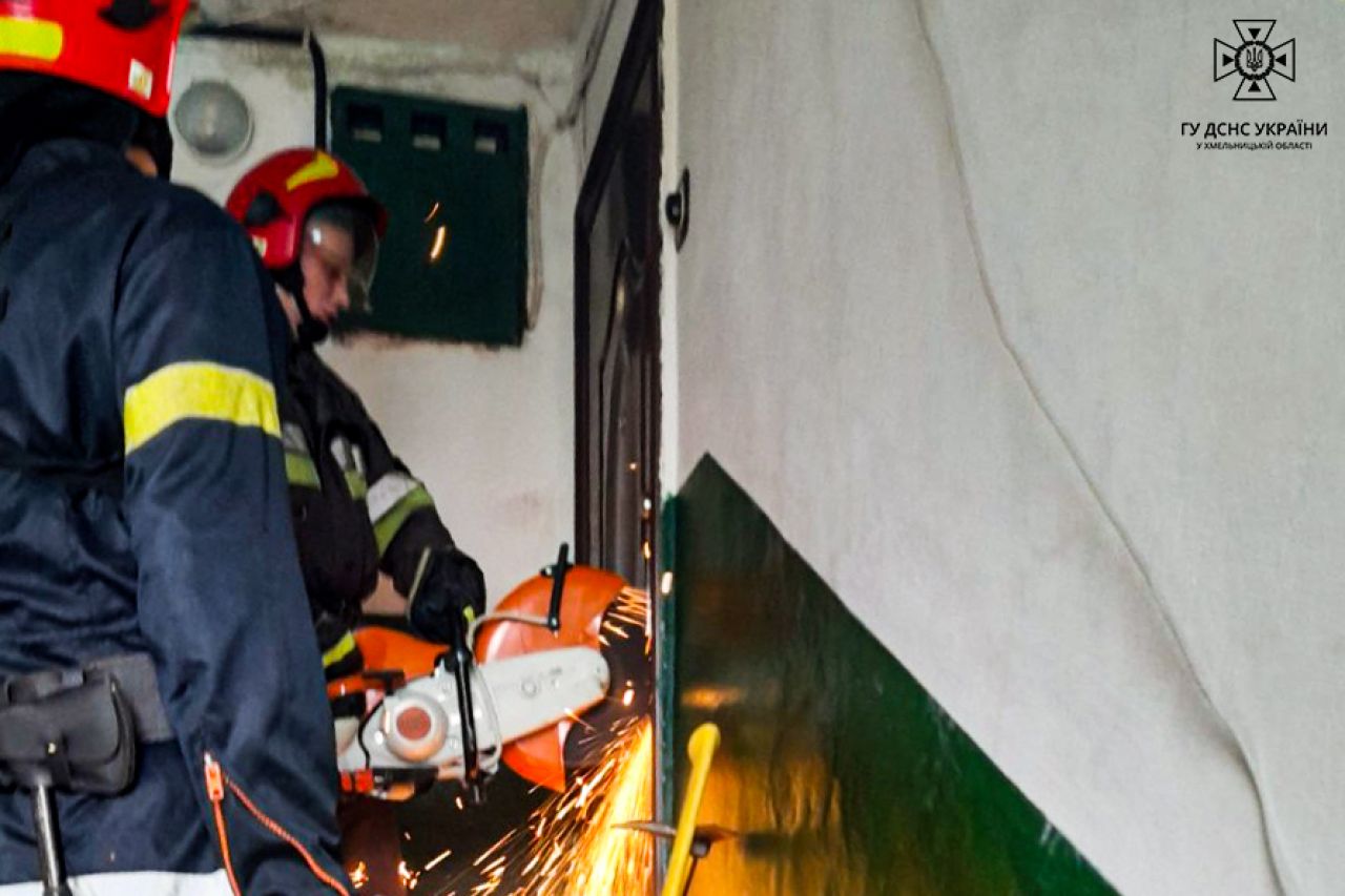 На Шепетівщині рятувальникам довелось виламати двері, щоб врятувати літню жінку