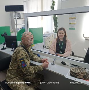 У Шепетівці військовослужбовець знімав з обліку авто, яке згоріло під час обстрілу