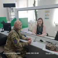 У Шепетівці військовослужбовець знімав з обліку авто, яке згоріло під час обстрілу