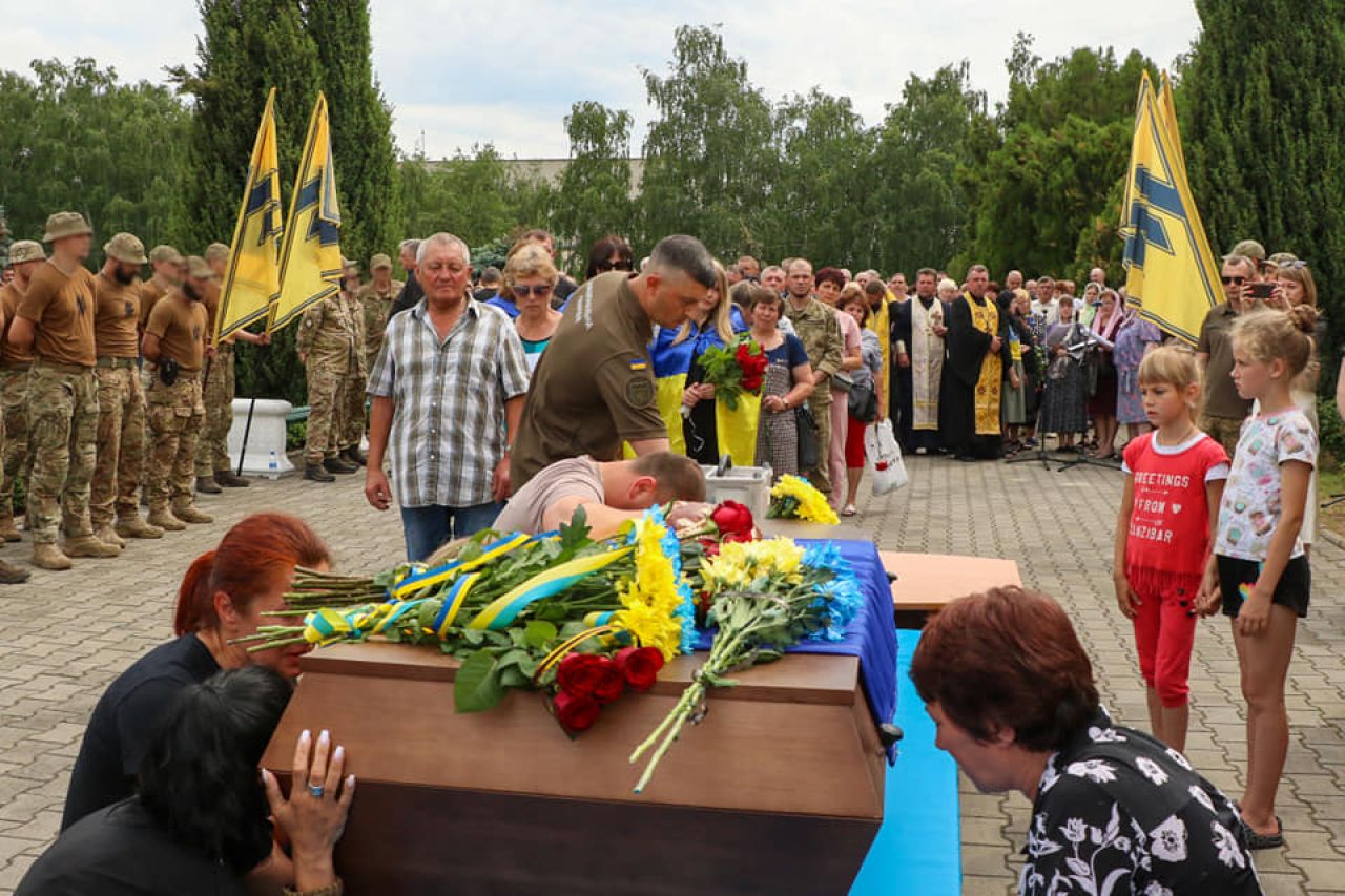 У Нетішині прощались із загиблим воїном "Азову" Сергієм Бондарчуком