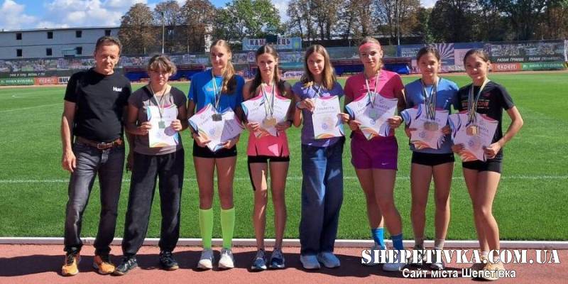 Перемоги у бігу, стрибках та метаннях: шепетівські легкоатлетки вибороли розсип медалей на Кубку області