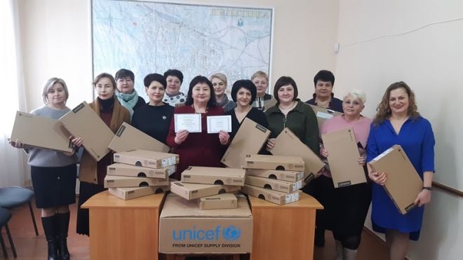Освітяни Шепетівської громади отримали 54 ноутбуки та 10 скулбоксів