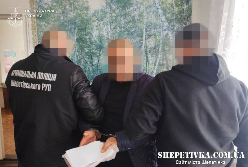 Погрожував скалічити знайому та її дітей якщо вона не продасть майно та не «поділитися» заробітком