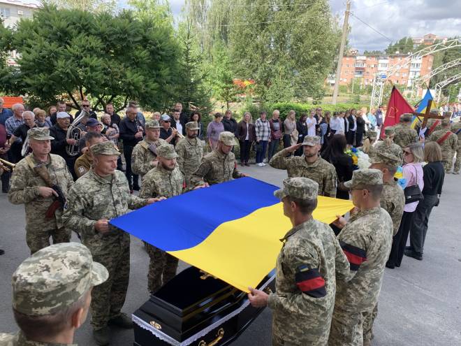 У Славуті попрощалися з полеглим воїном Василем Шинкарчуком