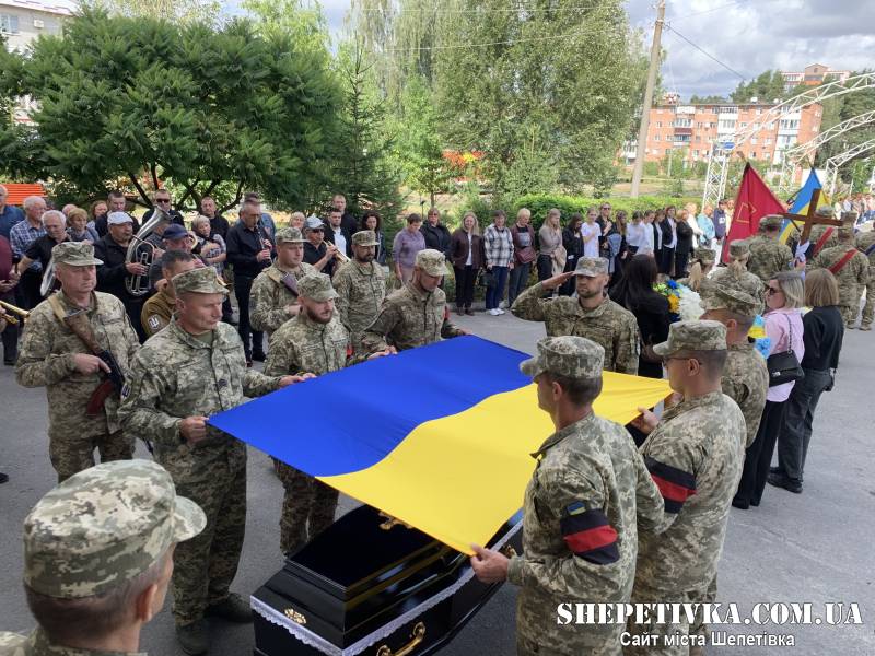 У Славуті попрощалися з полеглим воїном Василем Шинкарчуком