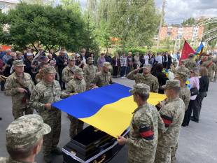 У Славуті попрощалися з полеглим воїном Василем Шинкарчуком