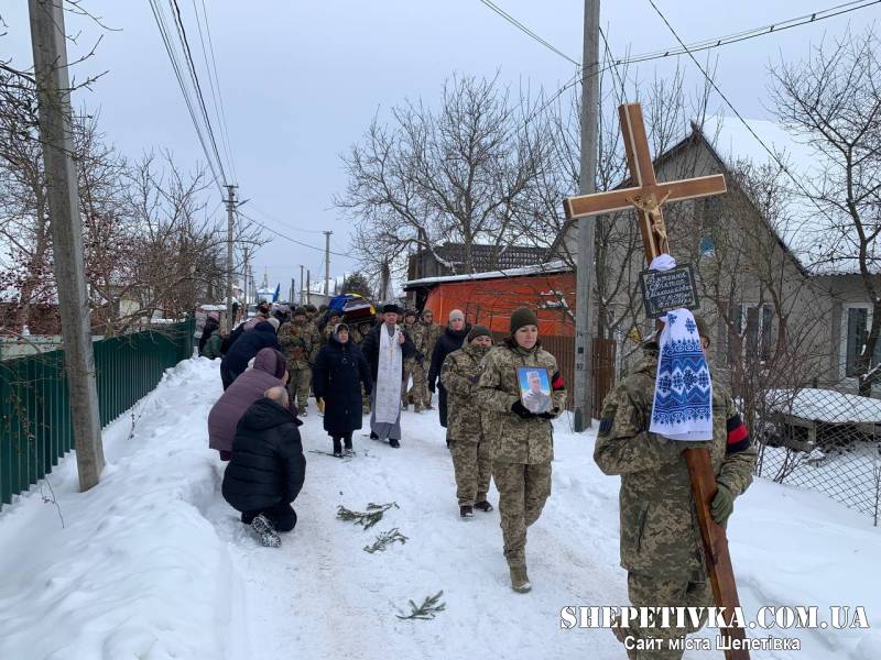 Славутська громада попрощалася з мужнім Захисником України Віктором Антонюком