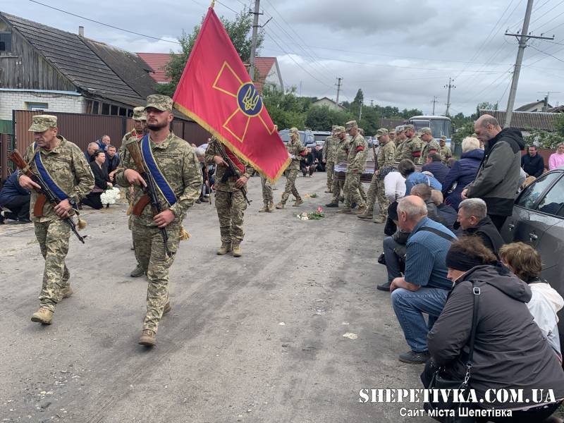 Війна відібрала здоров'я: у Славуті попрощалися із молодшим сержантом Олександром Степанюком
