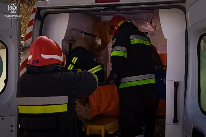 На Шепетівщині визволяли карету швидкої допомоги зі снігового замету та рятували пацієнтку