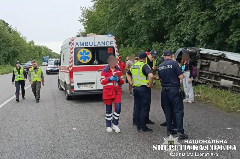 Перекинувся мікроавтобус з 14 пасажирами, серед них є діти