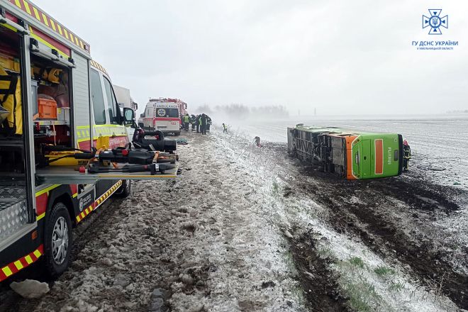 На Хмельниччині перекинувся автобус з пасажирами