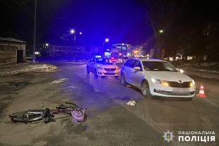 У Шепетівці внаслідок зіткнення з автівкою травмувався велосипедист