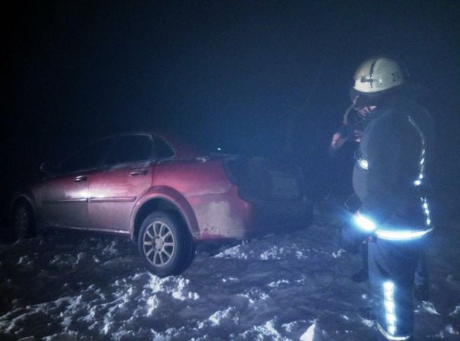 На Шепетівщині рятувальники витягли легковик із снігового замету