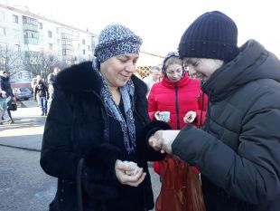 Містянам на вулицях Шепетівки роздавали "добрики"