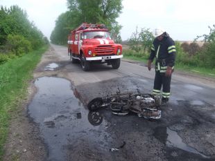 Поблизу села Лотівка на дорозі згорів скутер