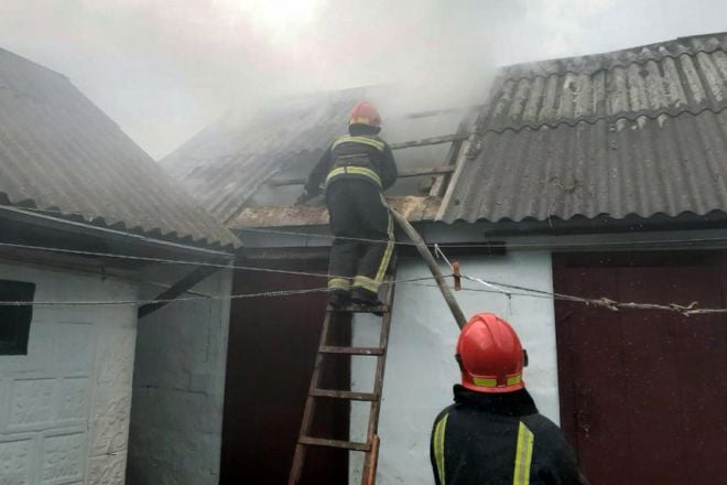 На Шепетівщині блискавка мало не спалила господарчу будівлю
