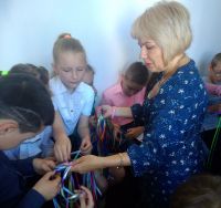 Для дітей провели майстер-клас з виготовлення браслета дружби