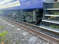 У пасажирського потягу, який курсує через Шепетівку, зійшло з рейок кілька вагонів
