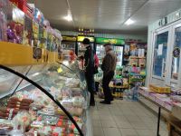 Клієнти в продуктовому магазині "Спокуса"