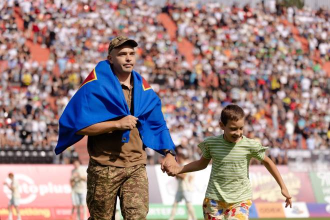 Нетішинський нацгвардієць та його син відкрили матч «Верес» – «Шахтар»