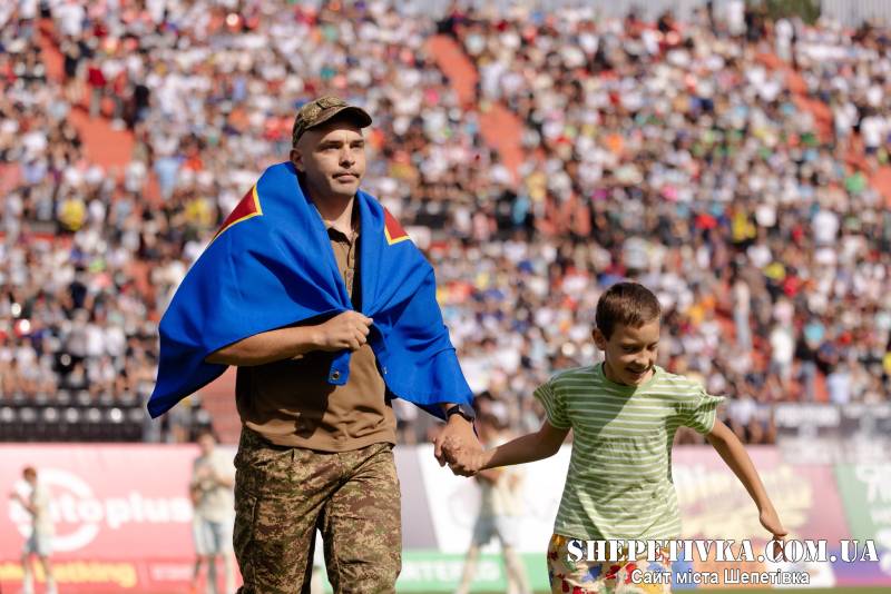 Нетішинський нацгвардієць та його син відкрили матч «Верес» – «Шахтар»