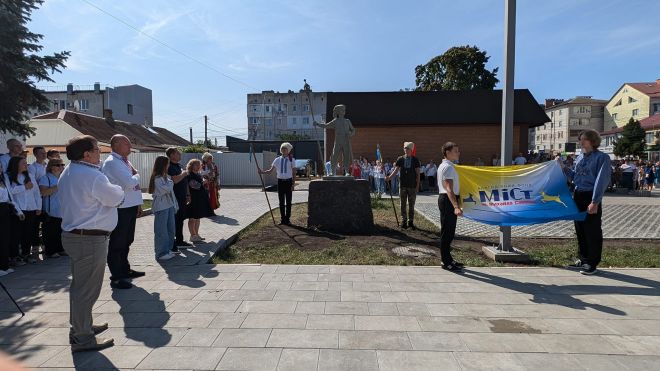 У Славутській громаді з’явився пам&#039;ятник юного Джури