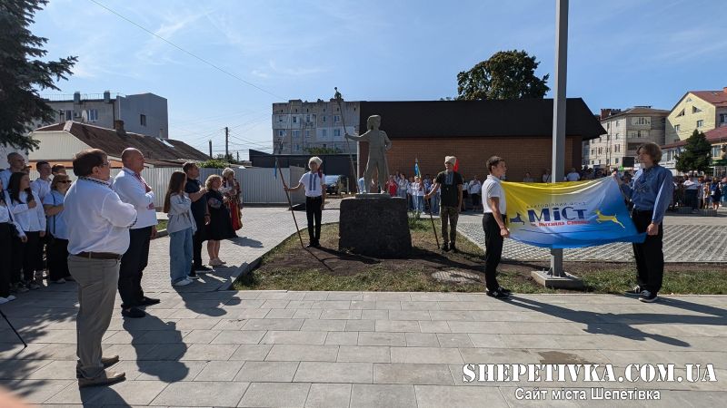 У Славутській громаді з’явився пам&#039;ятник юного Джури