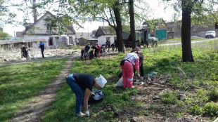 Небайдужі шепетівчани долучилися до прибирання міста