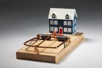 На Шепетівщині жінка шукала квартиру, а натрапила на шахраїв