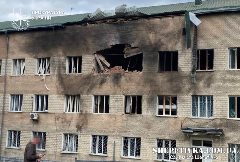 Вибиті вікна, поранені та уламки над ліжками: наслідки масованої атаки дронів на Хмельницький