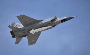 МіГ-31БМ з ракетою «Кинджал», закріпленою в нижній точці підвіски на корпусі