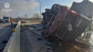 На «тещиному язиці» перекинулася вантажівка: наслідки ліквідовували до пізньої ночі