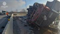 На «тещиному язиці» перекинулася вантажівка: наслідки ліквідовували до пізньої ночі