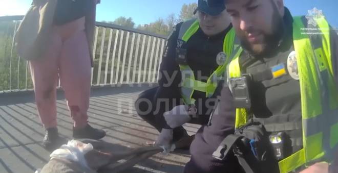 У Хмельницькому косуля потрапила під колеса автомобіля: як її рятували (відео)
