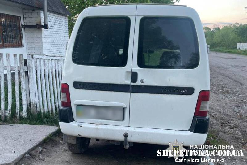 ДТП на Шепетівщині: 78-річний водій Citroen збив юнака під час руху заднім ходом