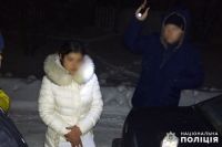 Жінка обікрала подружжя пенсіонерів, поки ті поралися по господарству