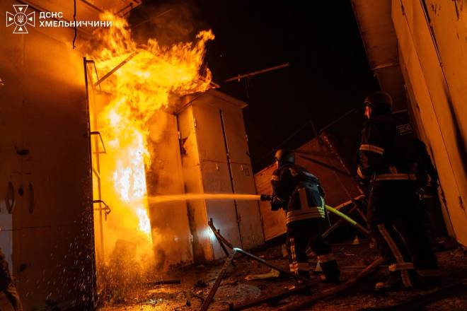 Нічна атака на Хмельницький: через детонацію уламків БПЛА на ринку поранено чотирьох рятувальників та поліцейського