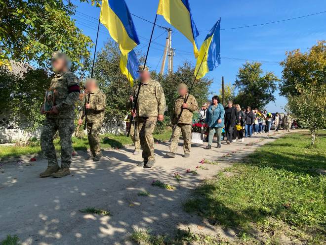 У Полонному провели в останню путь захисника Івана Сенька: в громаді оголосили Днем жалоби