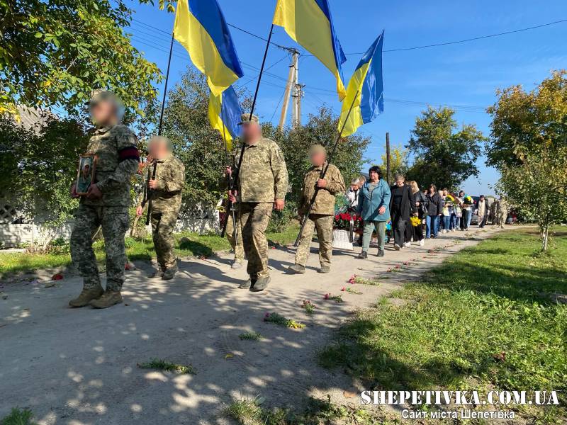 У Полонному провели в останню путь захисника Івана Сенька: в громаді оголосили Днем жалоби